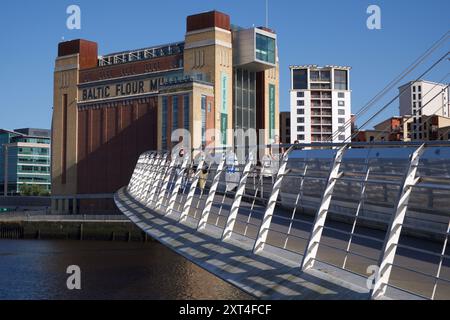 Die Gateshead Millennium Bridge über den Fluss Tyne führt zur Baltic Art Gallery Newcastle, England UK Stockfoto