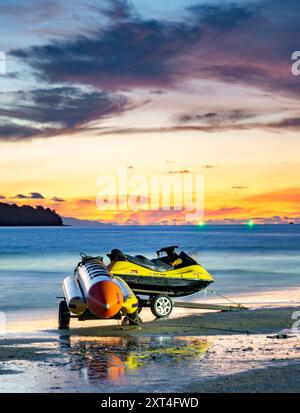 Langkawi Island, Malaysia-Mai 05 2023: Nach den hektischen touristischen Aktivitäten des Tages verwandelt sich der Strand in einen ruhigen, ätherischen Ort, Jet Skis und Infl Stockfoto