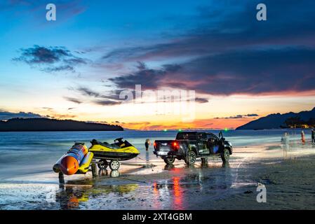 Langkawi Island, Malaysia-Mai 05 2023: Nach den geschäftigen Aktivitäten des Tages verwandelt sich der Strand in einen ruhigen, ätherischen Ort, Jet Skis werden abgeschleppt Stockfoto