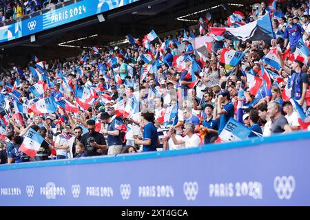 Paris, Frankreich. August 2024. Frankreich Fans Fußball/Fußball : Paris 2024 Olympische Spiele Männer Fußball Goldmedaillenspiel zwischen Frankreich 3-5 Spanien im Parc des Princes in Paris, Frankreich . Quelle: Mutsu Kawamori/AFLO/Alamy Live News Stockfoto