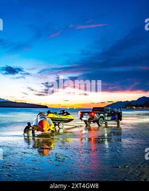 Langkawi Island, Malaysia-Mai 05 2023: Nach den hektischen touristischen Aktivitäten des Tages verwandelt sich der Strand in einen ruhigen, ätherischen Ort, Jet Skis und Infl Stockfoto