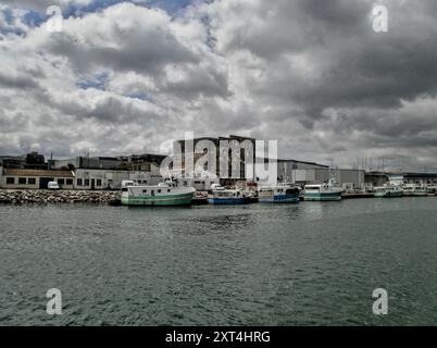 Lorient, Frankreich - 28. Mai 2010: Schwerpunkt auf einem antiken Gebäude im Hafen von Lorient. Sieht aus wie eine alte Ruine. Stockfoto