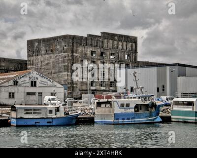 Lorient, Frankreich - 28. Mai 2010: Schwerpunkt auf einem antiken Gebäude im Hafen von Lorient. Sieht aus wie eine alte Ruine. Stockfoto