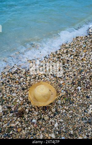 An diesem Strand in Haiti, Hispaniola, gibt es eine beeindruckende Sammlung von Muscheln, Kies und Korallen Stockfoto