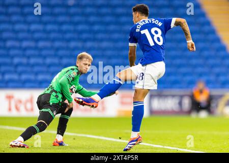 Cardiff, Großbritannien. August 2024. Alex Robertson von Cardiff City mit einem Torschuss. Spiel der 1. Runde des Carabao Cup EFL Cup, Cardiff City gegen Bristol Rovers im Cardiff City Stadium in Cardiff, Wales am Dienstag, den 13. August 2024. Dieses Bild darf nur für redaktionelle Zwecke verwendet werden. Nur redaktionelle Verwendung, Bild von Lewis Mitchell/Andrew Orchard Sportfotografie/Alamy Live News Credit: Andrew Orchard Sportfotografie/Alamy Live News Stockfoto