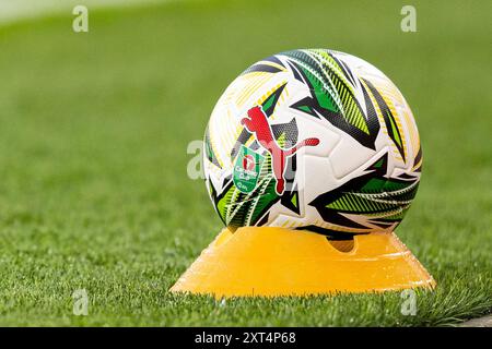 Cardiff, Großbritannien. August 2024. Carabao Cup Match Ball. Spiel der 1. Runde des Carabao Cup EFL Cup, Cardiff City gegen Bristol Rovers im Cardiff City Stadium in Cardiff, Wales am Dienstag, den 13. August 2024. Dieses Bild darf nur für redaktionelle Zwecke verwendet werden. Nur redaktionelle Verwendung, Bild von Lewis Mitchell/Andrew Orchard Sportfotografie/Alamy Live News Credit: Andrew Orchard Sportfotografie/Alamy Live News Stockfoto