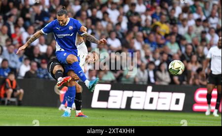 Oliver BANKS von Chesterfield FC und Kenzo GOUDMIJN von Derby County FC dualen sich für den Ball während des Carabao Cup Spiels Derby County gegen Chesterfield im Pride Park Stadium, Derby, Großbritannien, 13. August 2024 (Foto: Mark Dunn/News Images) Stockfoto