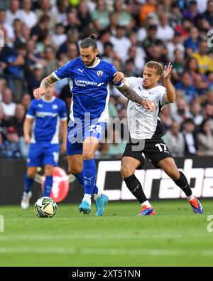 Derby, Großbritannien. August 2024. Oliver BANKS vom Chesterfield FC und Kenzo GOUDMIJN vom Derby County FC spielen beim Carabao Cup Spiel Derby County gegen Chesterfield im Pride Park Stadium, Derby, Vereinigtes Königreich, 13. August 2024 (Foto: Mark Dunn/News Images) in Derby, Vereinigtes Königreich am 13. August 2024. (Foto: Mark Dunn/News Images/SIPA USA) Credit: SIPA USA/Alamy Live News Stockfoto