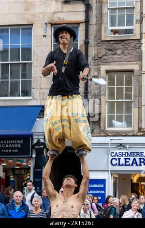 Edinburgh . Festival Fringe. Schottland, Großbritannien. August 2024. Diese Straßenkünstler auf der Royal Mile in Edinburgh zogen die Massen mit dieser recht riskant aussehenden Performance an (Foto: David Mollison/Alamy Live News) Stockfoto