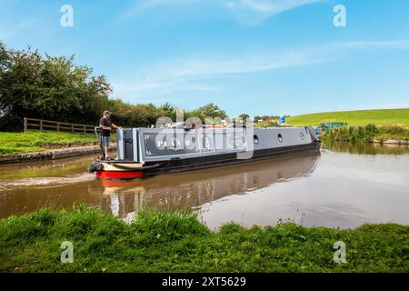 Das Schmalboot des Kanals verlässt den Shropshire union Kanal bei Hurleston Junction in der Nähe von Nantwich Cheshire, um in den Llangollen Kanal zu gelangen Stockfoto