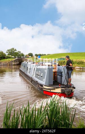 Das Schmalboot des Kanals verlässt den Shropshire union Kanal bei Hurleston Junction in der Nähe von Nantwich Cheshire, um in den Llangollen Kanal zu gelangen Stockfoto