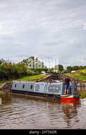 Das Schmalboot des Kanals verlässt den Shropshire union Kanal bei Hurleston Junction in der Nähe von Nantwich Cheshire, um in den Llangollen Kanal zu gelangen Stockfoto