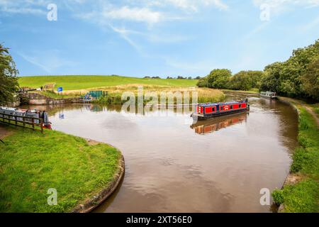 Das Schmalboot des Kanals verlässt den Shropshire union Kanal bei Hurleston Junction in der Nähe von Nantwich Cheshire, um in den Llangollen Kanal zu gelangen Stockfoto