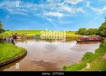 Das Schmalboot des Kanals verlässt den Shropshire union Kanal bei Hurleston Junction in der Nähe von Nantwich Cheshire, um in den Llangollen Kanal zu gelangen Stockfoto