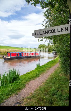 Das Schmalboot des Kanals verlässt den Shropshire union Kanal bei Hurleston Junction in der Nähe von Nantwich Cheshire, um in den Llangollen Kanal zu gelangen Stockfoto