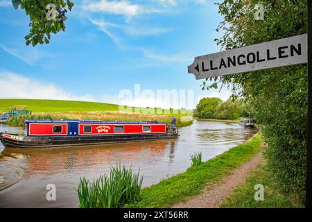 Das Schmalboot des Kanals verlässt den Shropshire union Kanal bei Hurleston Junction in der Nähe von Nantwich Cheshire, um in den Llangollen Kanal zu gelangen Stockfoto