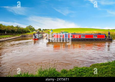 Das Schmalboot des Kanals verlässt den Shropshire union Kanal bei Hurleston Junction in der Nähe von Nantwich Cheshire, um in den Llangollen Kanal zu gelangen Stockfoto
