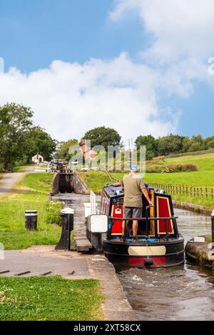 Menschen auf einem Kanalschmalboot, das durch Hurleston Schleusen am Llangollen Kanal bei Hurleston Cheshire England UK fährt Stockfoto