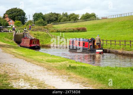 Menschen auf einem Kanalschmalboot, das durch Hurleston Schleusen am Llangollen Kanal bei Hurleston Cheshire England UK fährt Stockfoto