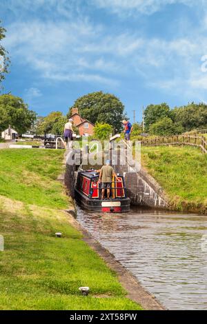 Menschen auf einem Kanalschmalboot, das durch Hurleston Schleusen am Llangollen Kanal bei Hurleston Cheshire England UK fährt Stockfoto