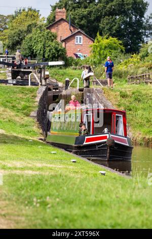 Menschen auf einem Kanalschmalboot, das durch Hurleston Schleusen am Llangollen Kanal bei Hurleston Cheshire England UK fährt Stockfoto