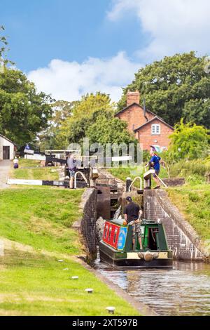 Menschen auf einem Kanalschmalboot, das durch Hurleston Schleusen am Llangollen Kanal bei Hurleston Cheshire England UK fährt Stockfoto