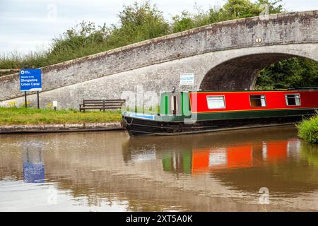 Schmalboot an der Barbridge Junction Cheshire, das aus dem Middlewich-Zweig zum Hauptkanal der Shropshire union führt Stockfoto