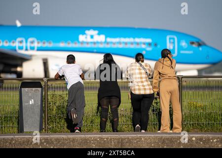 KLM Flugzeug nach der Landung auf dem Flughafen Amsterdam Schiphol, Polderbaan, 18R/36L, Spoter Area, Zuschauer auf der Landebahn, Niederlande, Stockfoto