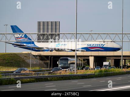 Flughafen Amsterdam Schiphol, Silk Way West Airlines, Frachtflugzeug Boeing 747-4R7F auf dem Rollweg, Brücke über die Autobahn A4, Verbindung vom Polder Stockfoto
