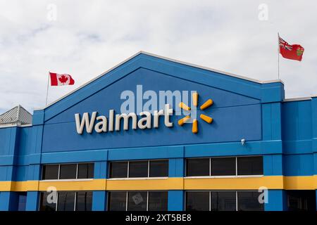 Kanata, Kanada - 2. Juni 2024: Walmart-Einzelhandelsgebäude mit kanadischer und Ontario-Flagge Stockfoto