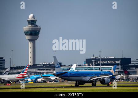 KLM Embraer E195-E2, Flugzeug landet am Flughafen Amsterdam Schiphol, Buitenveldertbaan, 27.09., Air Traffic Control Tower, Terminal, Niederlande, Stockfoto