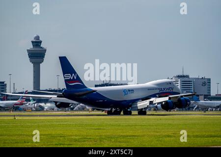 Silk Way West Airlines Boeing 747-83QF, Flugzeuge landen am Flughafen Amsterdam Schiphol, Buitenveldertbaan, 27. September, Air Traffic Control Tower, Terminal, Stockfoto