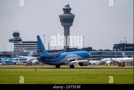 TUI Boeing 737-Max8, Flugzeug landet am Flughafen Amsterdam Schiphol, Buitenveldertbaan, 27.09., Flugsicherungsturm, Terminal, Niederlande, Stockfoto