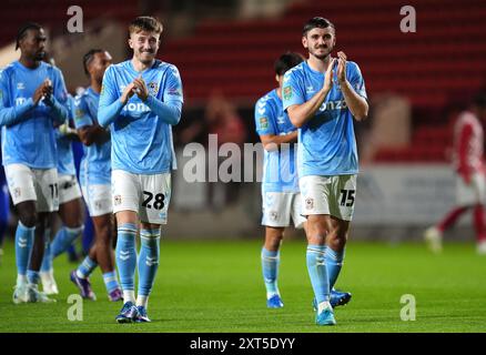 Josh Eccles (links) und Liam Kitching von Coventry City applaudieren den Fans nach dem Sieg im Spiel der ersten Runde des Carabao Cup in Ashton Gate, Bristol. Bilddatum: Dienstag, 13. August 2024. Stockfoto