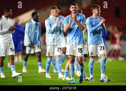 Coventry City Liam Kitching (Mitte) und Teamkollegen applaudieren den Fans nach dem Sieg im Spiel der ersten Runde des Carabao Cups in Ashton Gate, Bristol. Bilddatum: Dienstag, 13. August 2024. Stockfoto