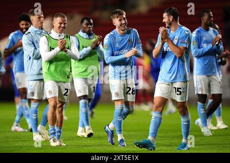 Josh Eccles (Mitte), Liam Kitching (rechts) und Teamkollegen aus Coventry City applaudieren den Fans nach dem Sieg im ersten Runde des Carabao Cup in Ashton Gate, Bristol. Bilddatum: Dienstag, 13. August 2024. Stockfoto