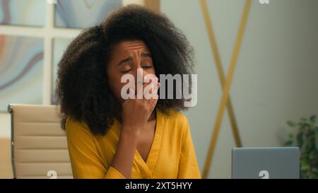 Müde erschöpfte Geschäftsfrau Afroamerikaner ethnische Frau überarbeitete Unternehmerin Mädchen Gähnen im Büro Arbeitsplatz schläfrig gelangweilt faul schläfrig schläfrig Stockfoto