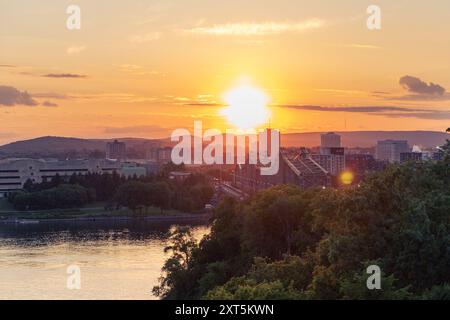 Ottawa, Kanada - 4. Juni 2024: Ottawa River und Gatineau City of Quebec in Kanada bei Sonnenuntergang. Alexandra Bridge Stockfoto