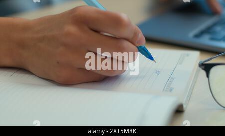 Nahaufnahme weibliche Hände Arme Schreiben von Notizen Zeitplan in Notizbuch nicht erkennbare Geschäftsfrau Mädchen Geschäftsfrau Lehrerin Lernende Universitätsstudentin Stockfoto