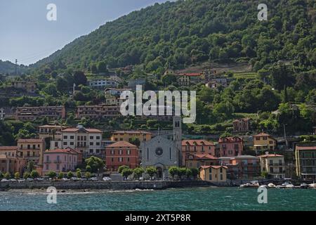 Die Gemeinde Argegno, Italien, befindet sich im Norden der Lombardei und wird an einem Sommertag vom Comer See aus gezeigt. Stockfoto