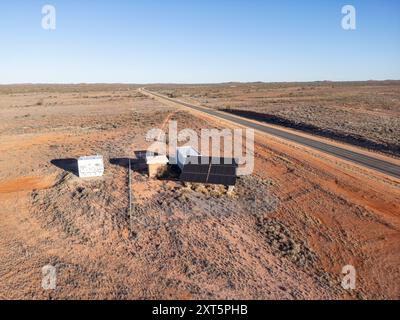 Solarbetriebene Kommunikationsgeräte am Stuart Highway im Outback South Australia. Stockfoto