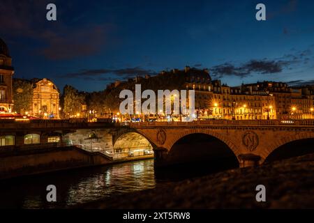 Pont Au Change, eine Brücke über die seine in Paris mit Napoleons kaiserlichem Abzeichen, Frankreich, nachts, mit Lichtern, Paris Stadtzentrum, Frankreich Stockfoto