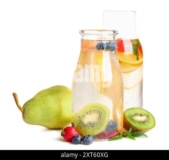 Flaschen mit infundiertem Wasser mit verschiedenen Obstscheiben auf weißem Hintergrund Stockfoto