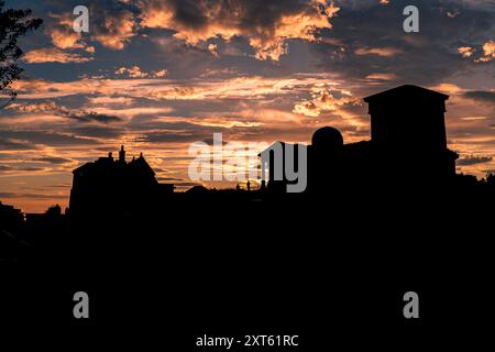 Die Silhouette des Scottish Observatory vor einem Sonnenuntergang über Edinburgh Schottland Stockfoto