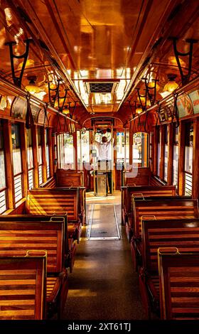 Innenansicht einer leeren, alten Straßenbahn mit Holzsitzen und einem Fahrer vorne Stockfoto