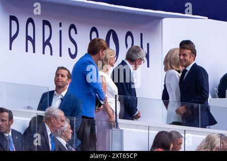 Paris, Frankreich. August 2024. PARIS, FRANKREICH – 11. AUGUST: Thomas Bach, Präsident des Internationalen Olympischen Komitees, Emmanuel Macron, Präsident Frankreichs, Brigitte Macron, Ehefrau des französischen Präsidenten Emmanuel Macron, und Tony Estanguet, Präsident des Pariser Organisationskomitees für die Olympischen und Paralympischen Spiele 2024, wird zusammen mit Mitgliedern des Internationalen Olympischen Komitees (IOC) während der Abschlusszeremonie der Olympischen Spiele in Paris 2024 am 11. August 2024 im Stade de France in Paris, Frankreich, auf den Tribünen gesehen. (Foto: Joris Verwijst/BSR Agency) Credit: BSR Agency/Alamy Live News Stockfoto