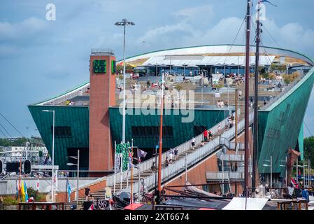 03. 08. 2024, Amstrdam, Niederlande, bietet das NEMO Science Museum interaktive Ausstellungen, praktische Aktivitäten und einen atemberaubenden Blick von der Dachterrasse. P Stockfoto