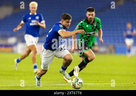 Cardiff, Großbritannien. August 2024. Ollie Tanner von Cardiff City in Aktion. Spiel der 1. Runde des Carabao Cup EFL Cup, Cardiff City gegen Bristol Rovers im Cardiff City Stadium in Cardiff, Wales am Dienstag, den 13. August 2024. Dieses Bild darf nur für redaktionelle Zwecke verwendet werden. Nur redaktionelle Verwendung, Bild von Lewis Mitchell/Andrew Orchard Sportfotografie/Alamy Live News Credit: Andrew Orchard Sportfotografie/Alamy Live News Stockfoto