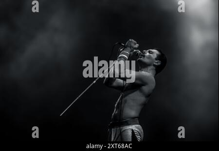 UK DER VERSTORBENE FREDDY QUECKSILBER DER „KÖNIGIN“ SINGT BEI EINEM KONZERT IN DER 1980S Stockfoto