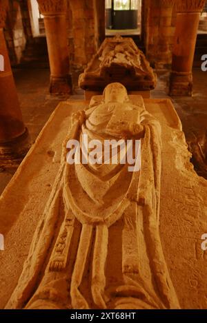 Grabmal von St. Gurloës in der Alten Abtei Sainte-Croix von Quimperle, Finistere, Bretagne, Bretagne, Frankreich, Europa Stockfoto